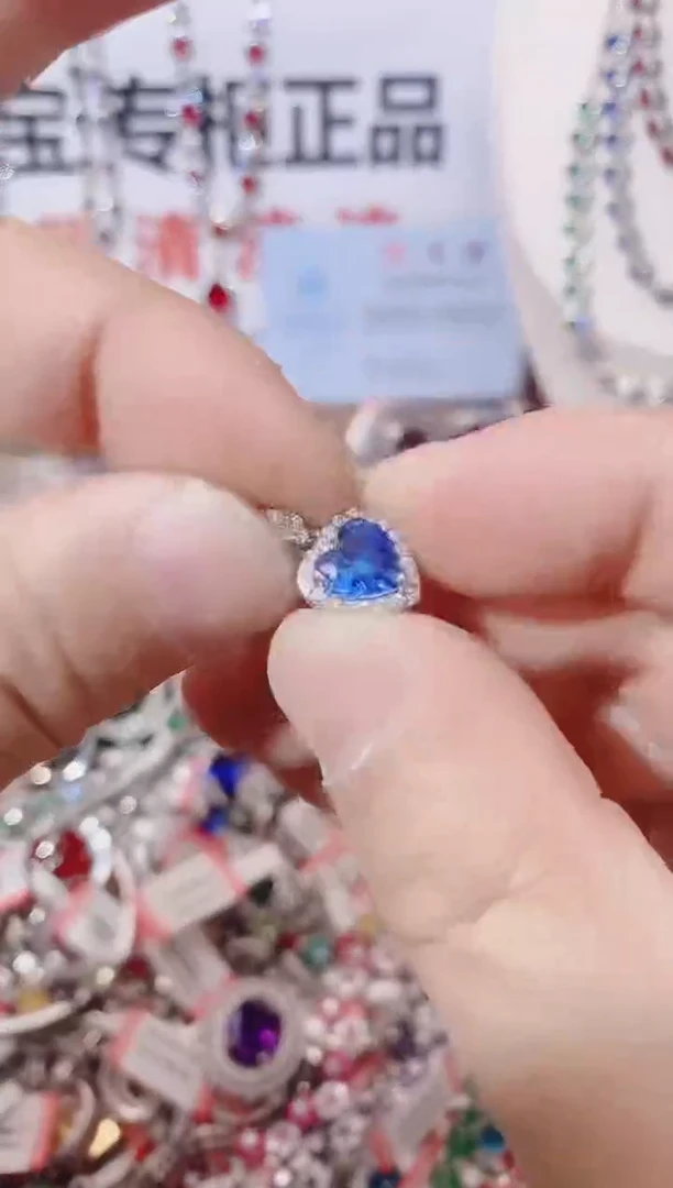 颈饰蓝宝石未镶嵌