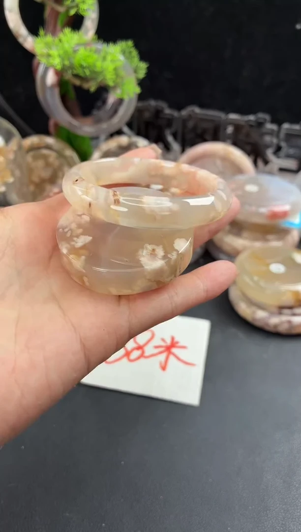 未镶嵌手镯（圆镯）石英质玉53