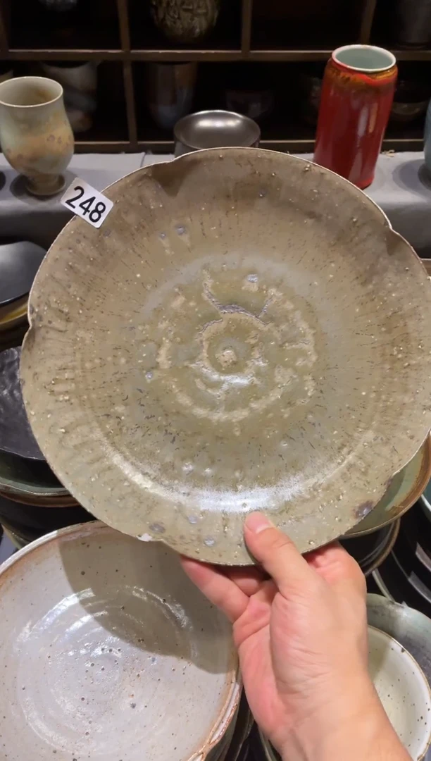 瓷片陈*248 微瑕粗陶咖色花瓣盘1个