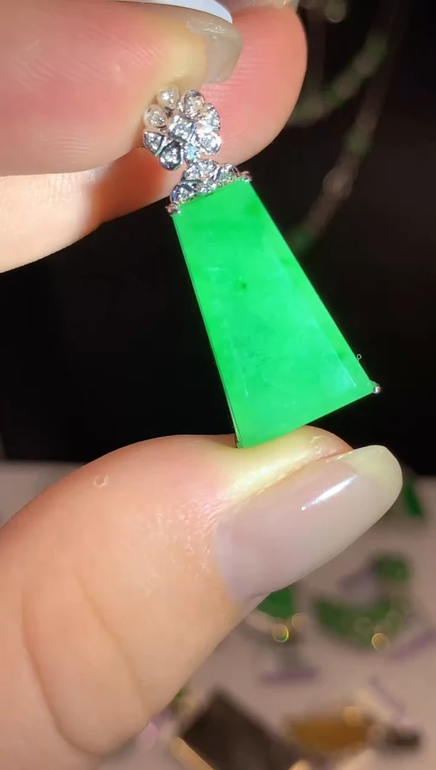 翡翠18K金镶嵌颈饰L1715多样性发其一