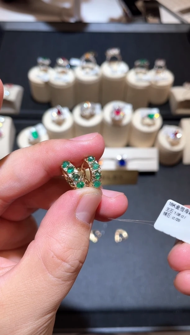 18K金镶嵌耳饰祖母绿1.08ct