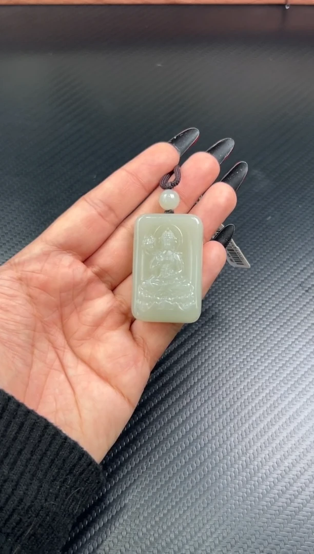 吊坠(赠链)未镶嵌和田玉且末微近矿色差k