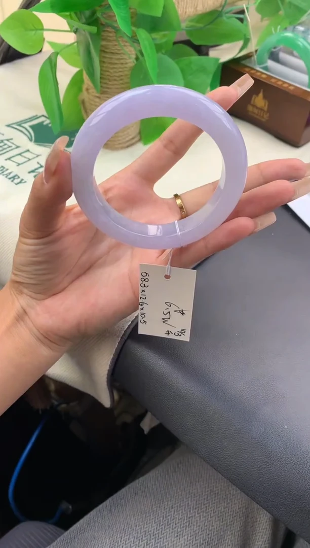 【闪购商品】翡翠手镯未镶嵌女神节#送礼#，下单联系客服核对地址~