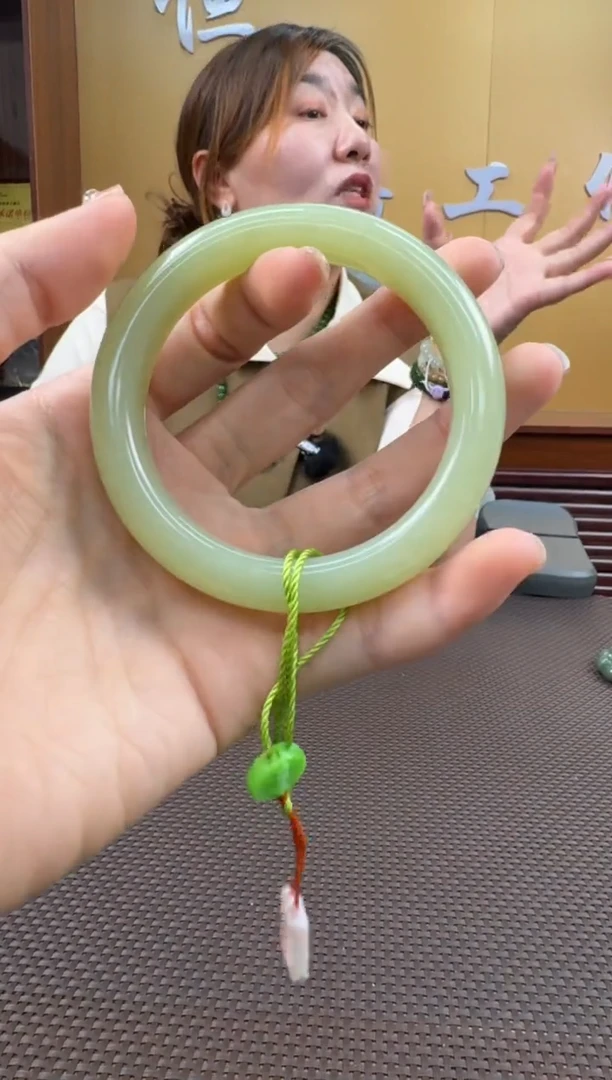 【闪购商品】和田玉手镯未镶嵌58