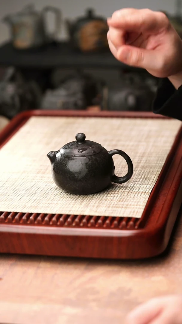 归玉堂冰碛岩重工雕刻透光西施壶180cc