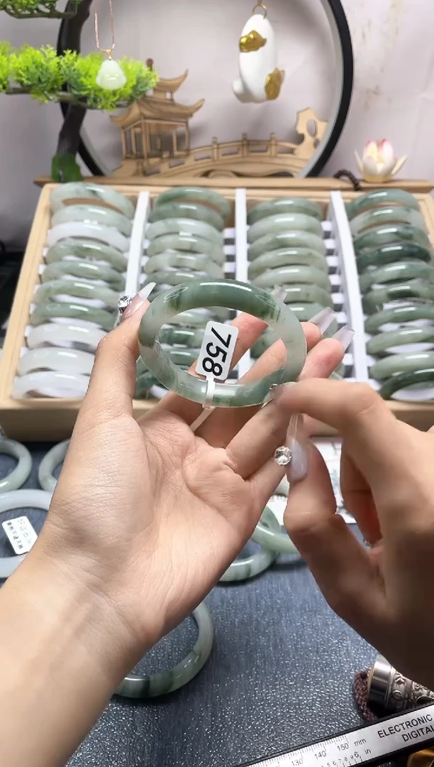 未镶嵌手镯石英质玉758