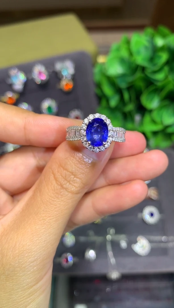 戒指蓝宝石18K金镶嵌2.55CT