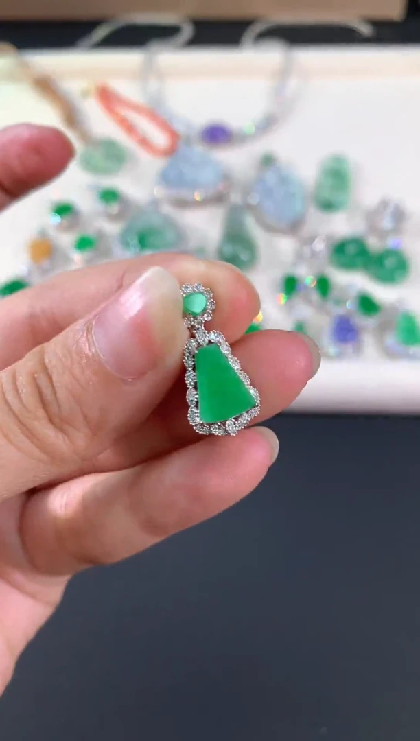 【闪购商品】翡翠吊坠(不含链)18K金镶嵌A23|2980