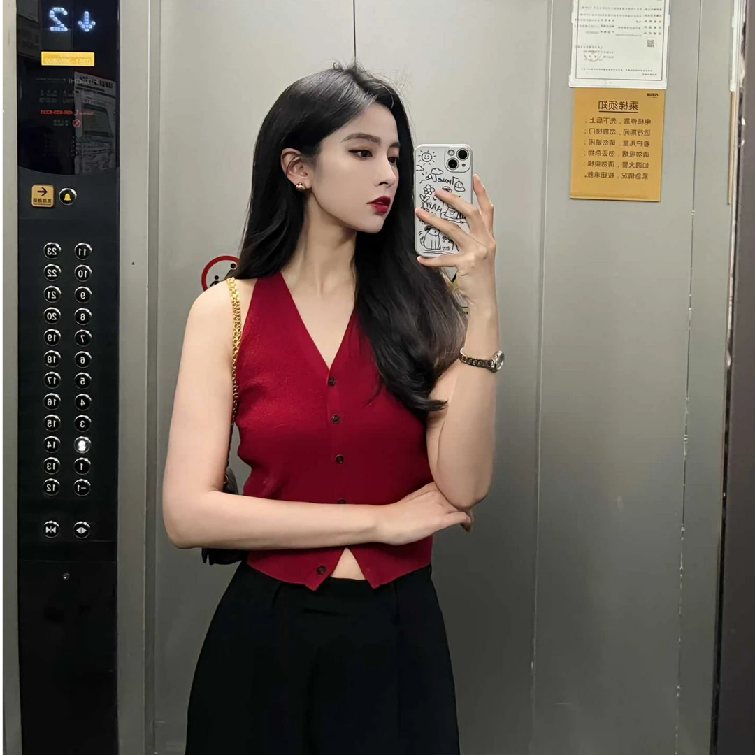 复古红色挂脖吊带背心2025新款女夏修身外穿无袖短款v领针织上衣