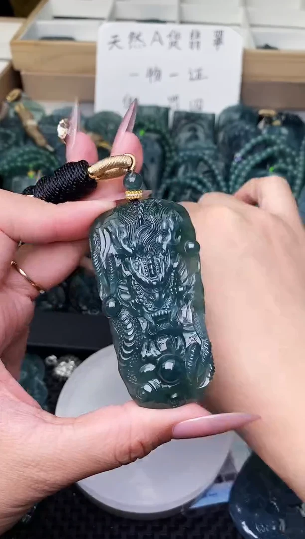 颈饰未镶嵌翡翠