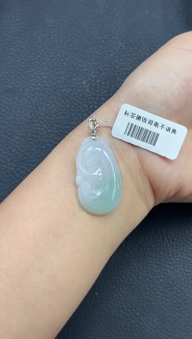颈饰18K金镶嵌翡翠如意