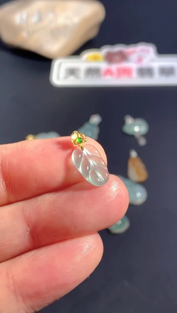 颈饰18K金镶嵌翡翠