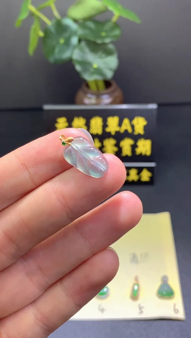 翡翠18K金镶嵌颈饰翡翠吊坠