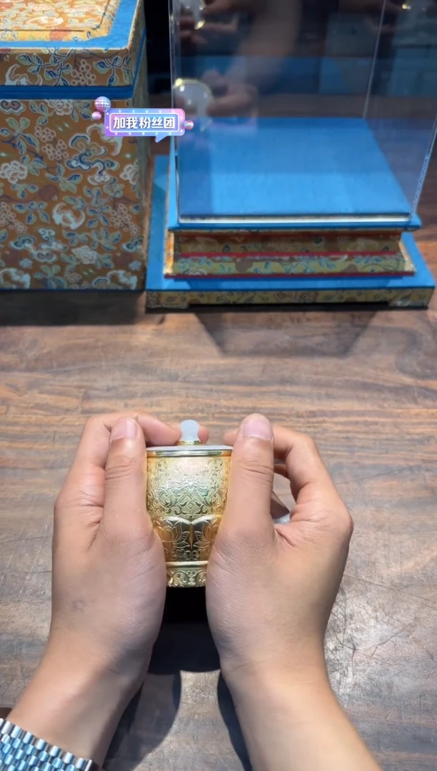 寸发标 手作錾刻鎏金宝相花莲心壶