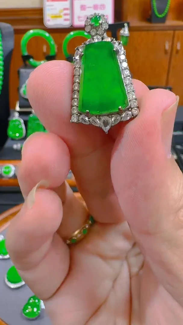 翡翠未镶嵌吊坠(赠链)天然A货翡翠