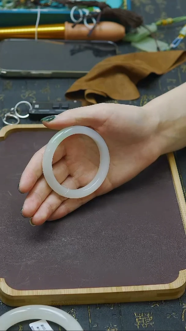 未镶嵌手镯和田玉55圈口  白底翠青手镯