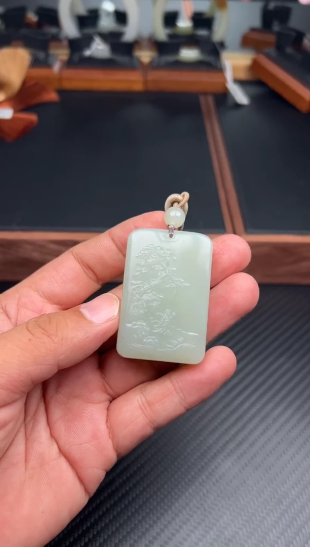 吊坠(赠链)未镶嵌和田玉且末微色差近矿