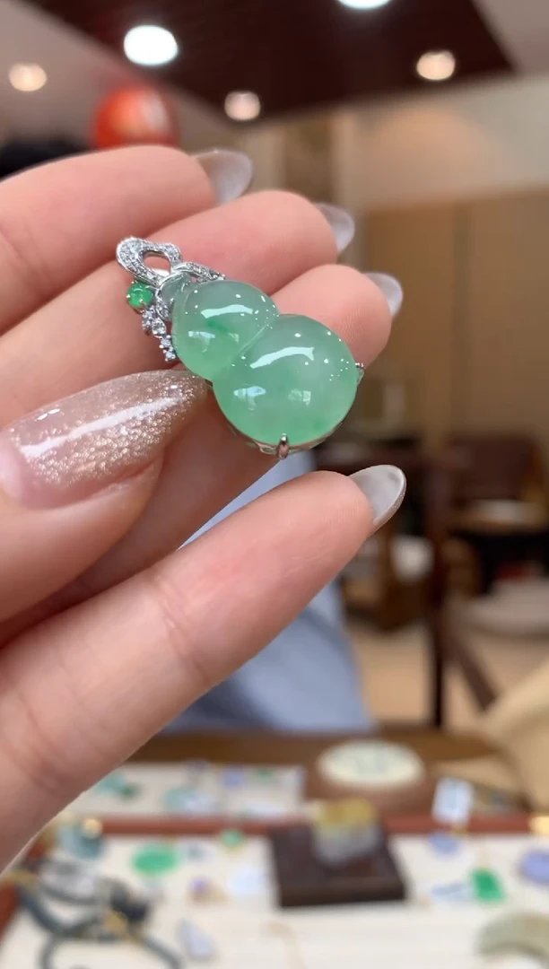吊坠(不含链)18K金镶嵌翡翠葫芦