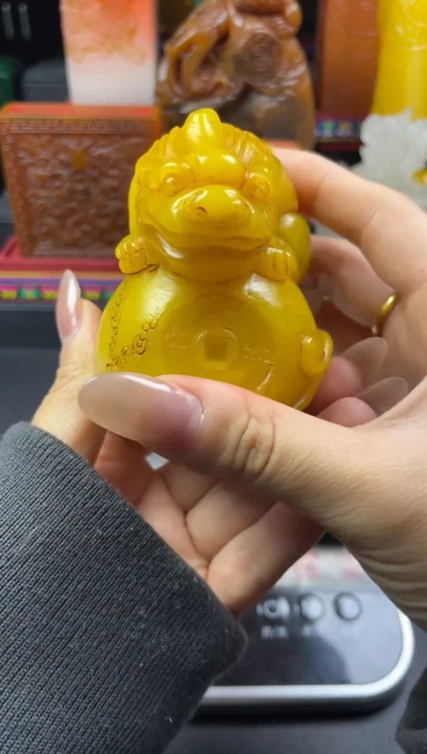 寿山石印石鸡油黄貔貅抱球手把件