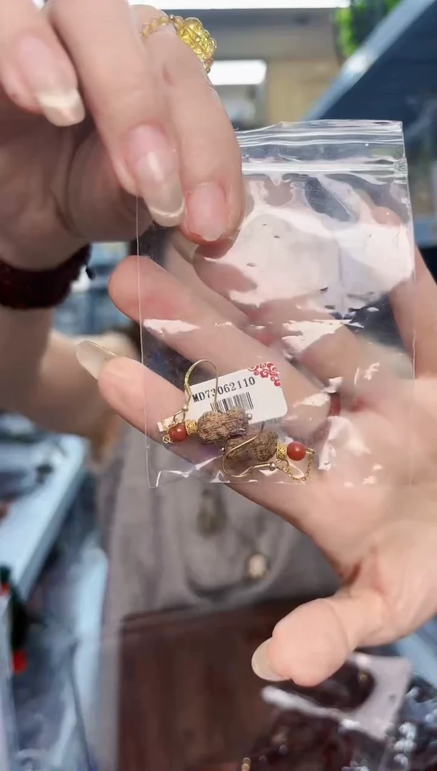 木质非金属绿奇度母耳坠一对