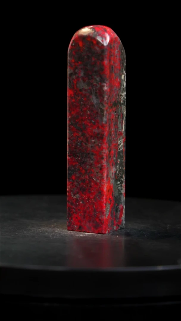 鸡血石牛角鸡血石