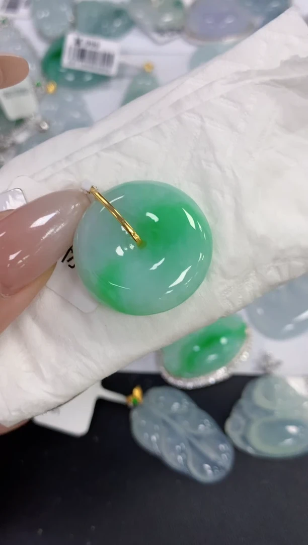 颈饰18K金镶嵌翡翠百元以上9元证书费自理