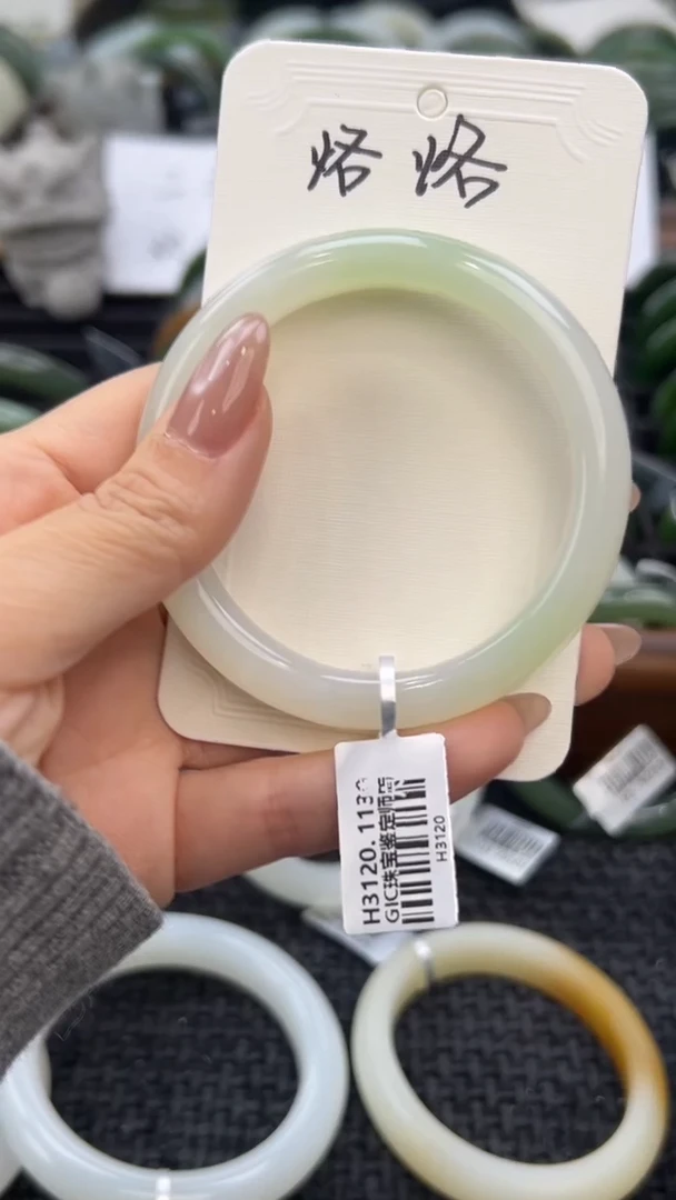 未镶嵌手镯和田玉53.5圈很有性价比的白底翠