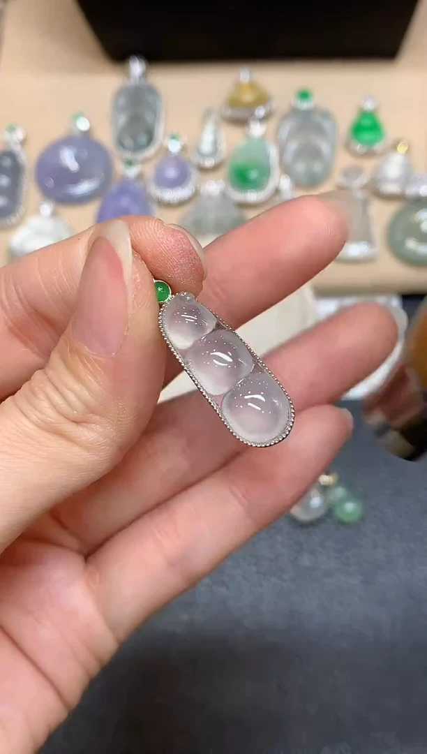 颈饰18K金镶嵌翡翠福豆【无服务费