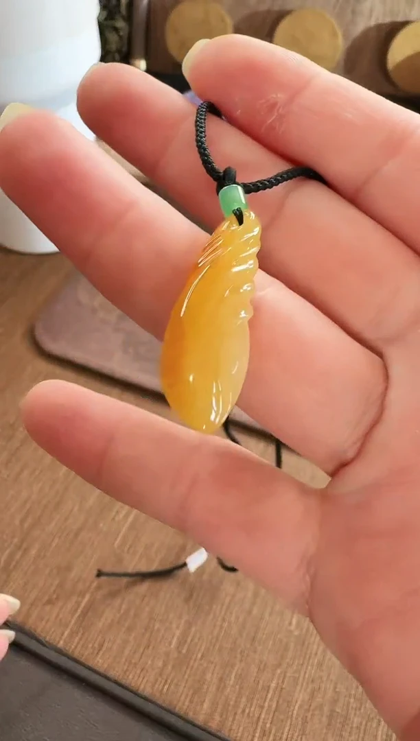 翡翠未镶嵌颈饰左****?吊坠