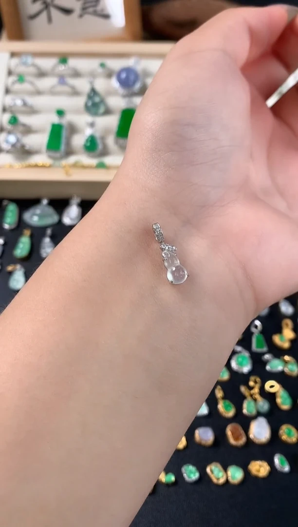 颈饰18K金镶嵌翡翠葫芦