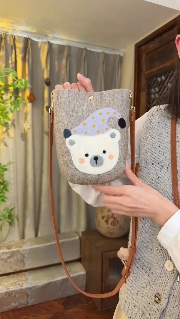 羊毛非遗羊毛毡包 手机包灰小熊