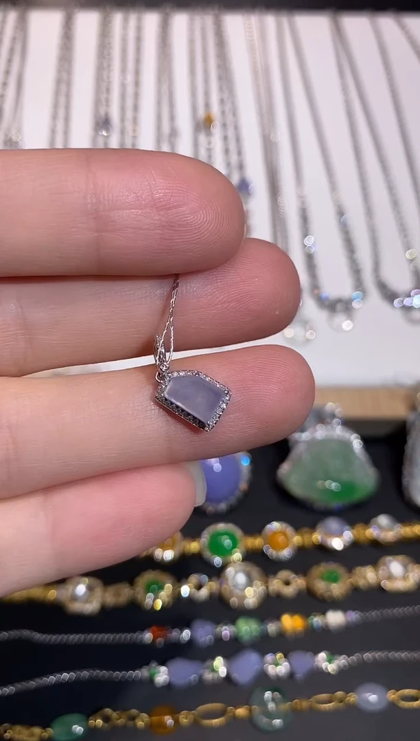 颈饰18K金镶嵌翡翠吊坠