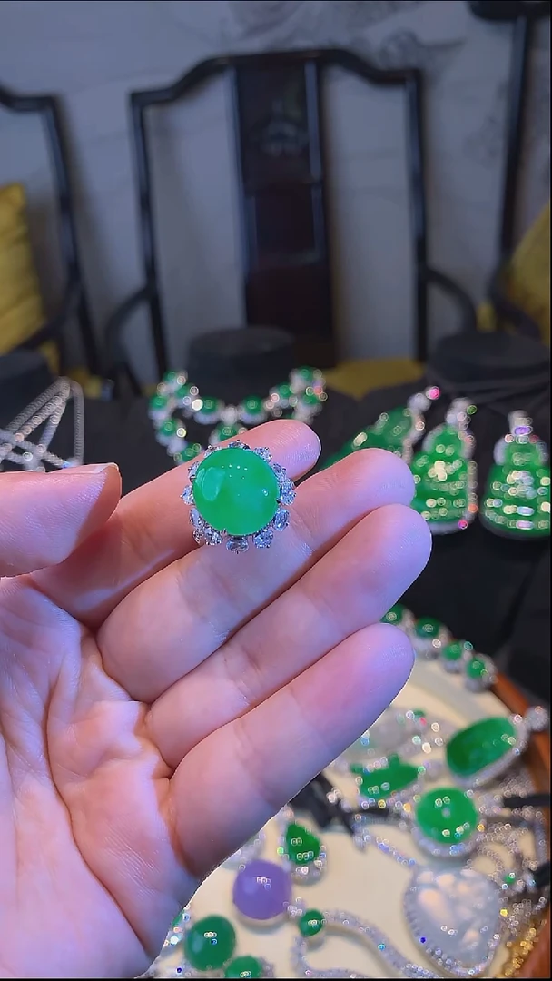 18K金镶嵌戒指翡翠戒指