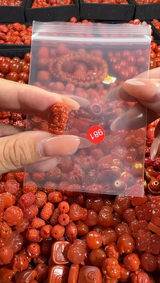 南红玛瑙未镶嵌颈饰1