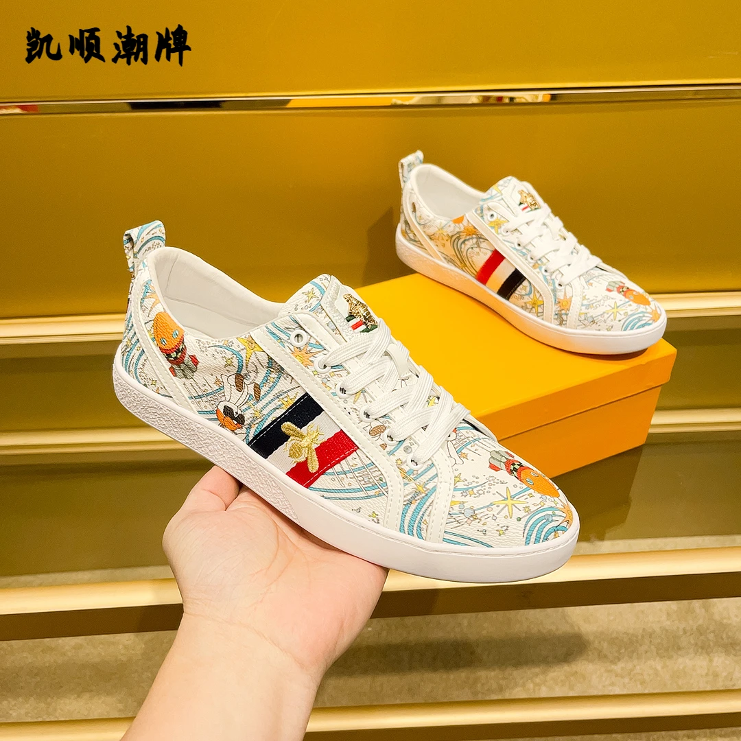 男款2025新款爆款透气印花轻奢男士小蜜蜂潮流轻奢潮牌舒适板鞋