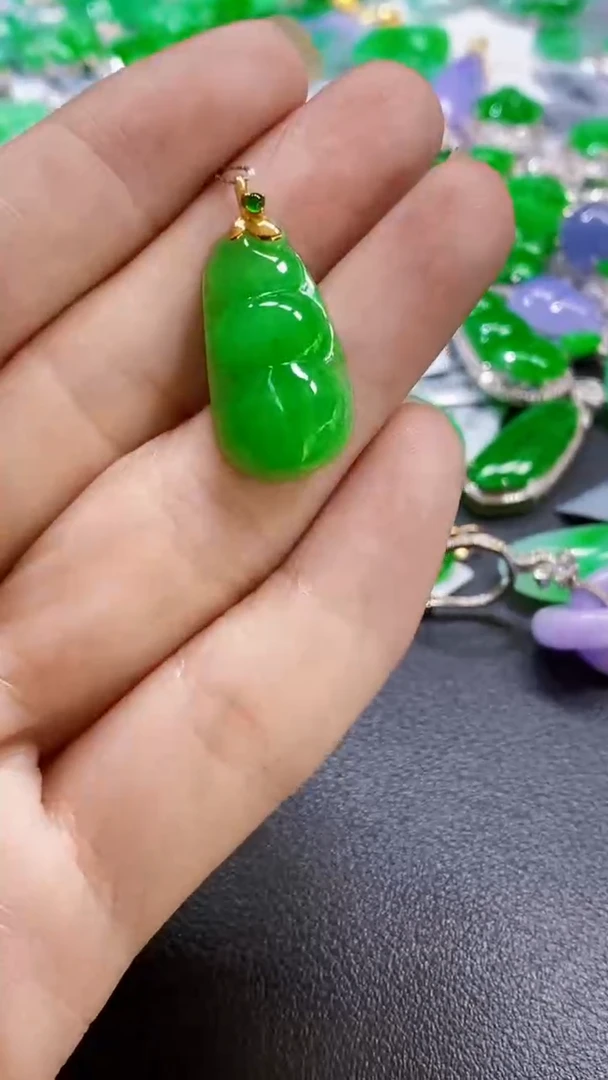 颈饰18K金镶嵌翡翠豆