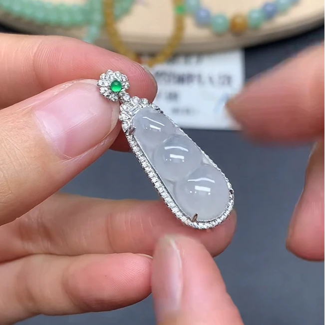 (DD-43-1)福豆吊坠-s925银镶翡翠冰种豆子吊坠多样性发其一