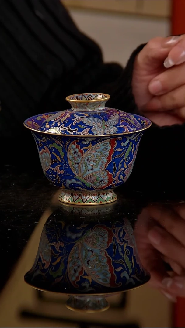 洒蓝釉珐琅彩描金花蝶纹盖碗