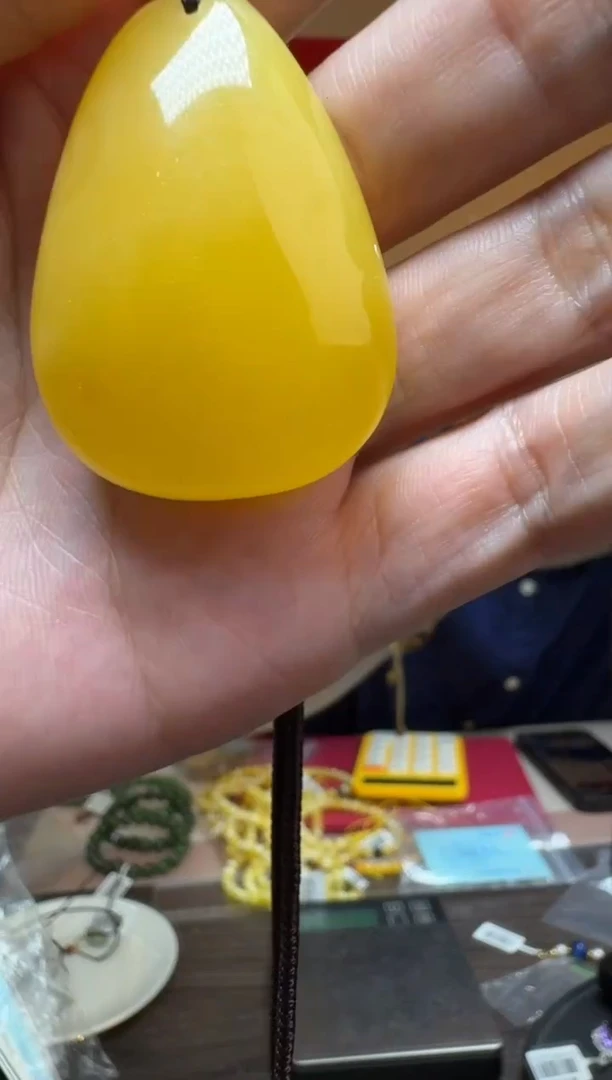 琥珀吊坠(不含链)未镶嵌俄料鸡油黄蜜蜡吊坠