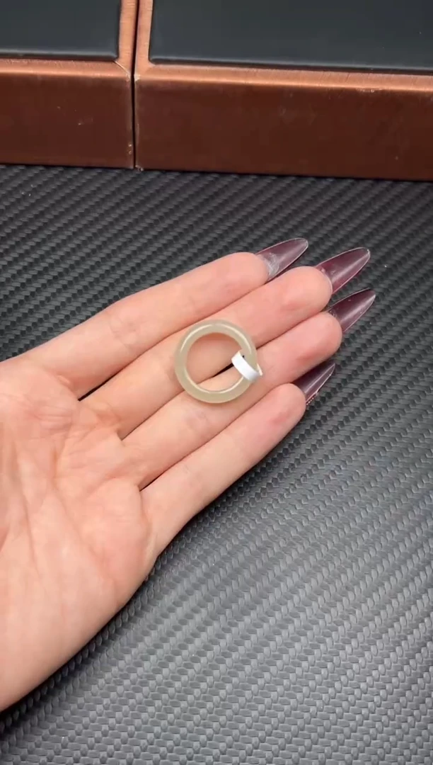 未镶嵌戒指和田玉且末微色差近矿16+