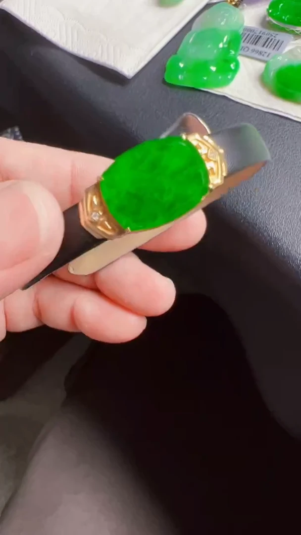 颈饰18K金镶嵌翡翠吊坠