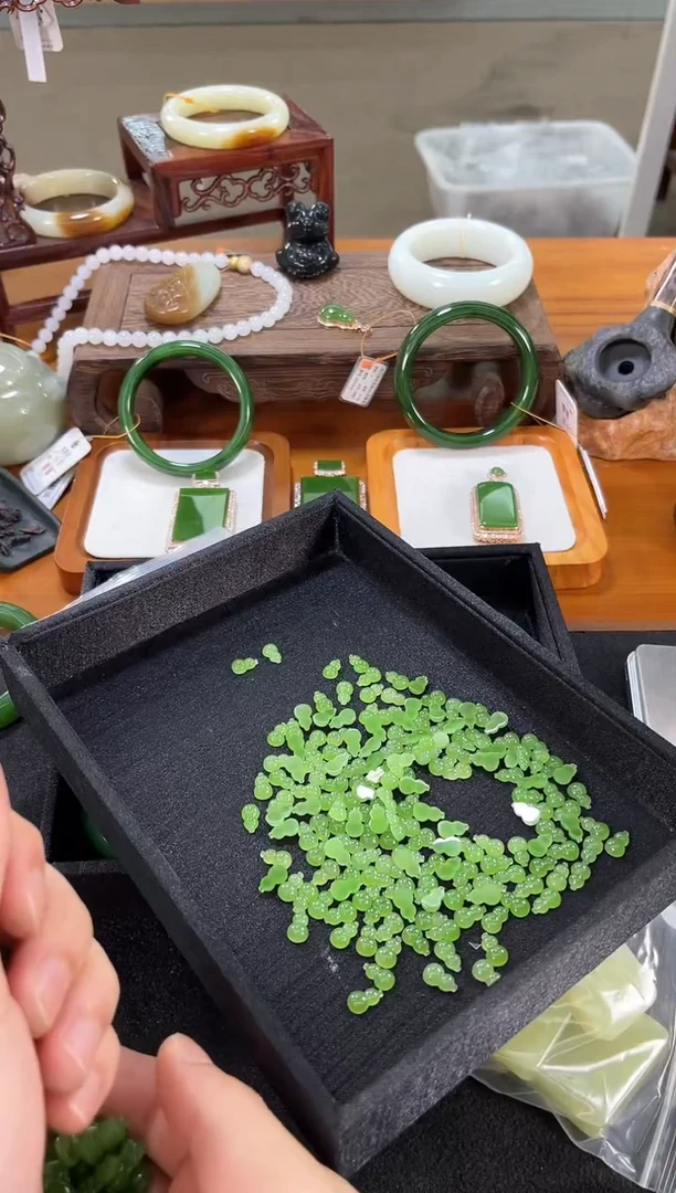 未镶嵌和田玉珠宝半成品乌兰海苹果绿 葫芦 多样性发一