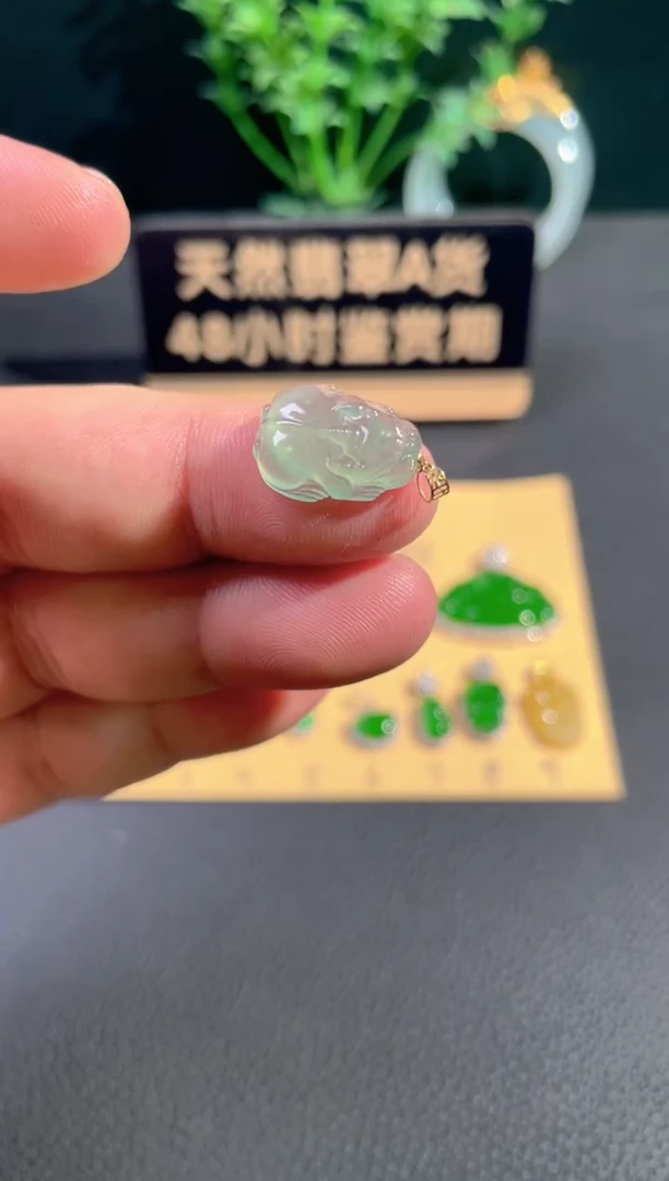 颈饰18K金镶嵌翡翠翡翠