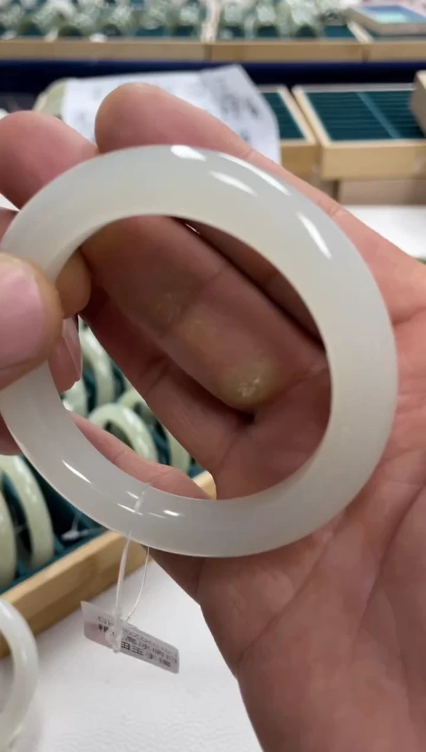 未镶嵌手镯和田玉王**亮和田玉手镯