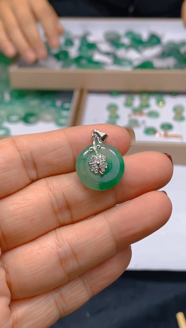 【闪购商品】石英质玉吊坠(赠链)未镶嵌冰美人非洲翠A货，冰种