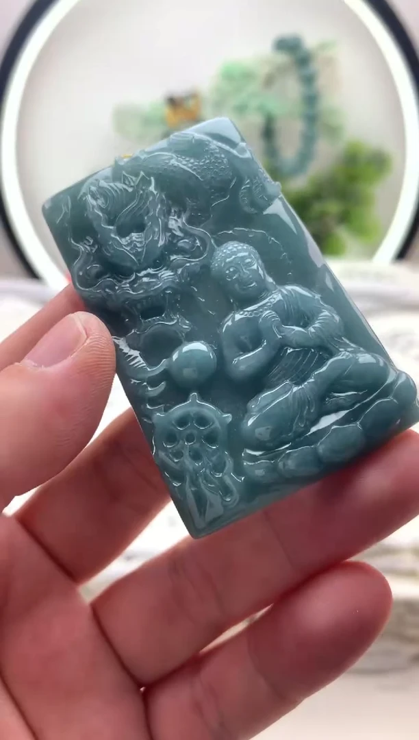 翡翠未镶嵌颈饰大日如来