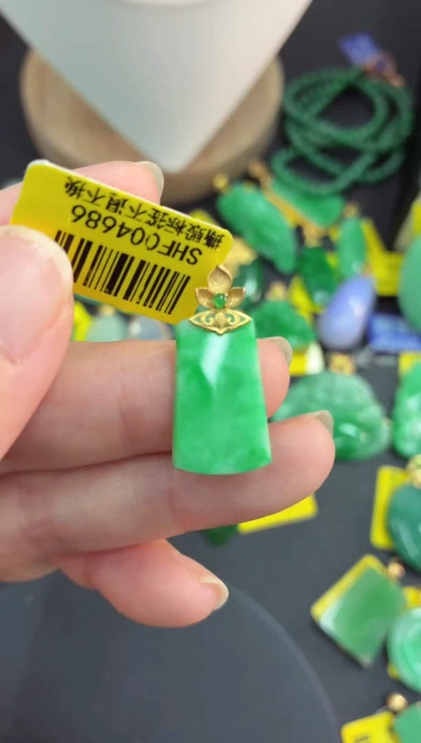 吊坠(不含链)18K金镶嵌翡翠挂件