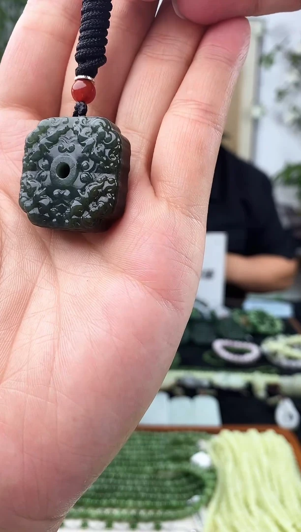 和田玉未镶嵌颈饰1