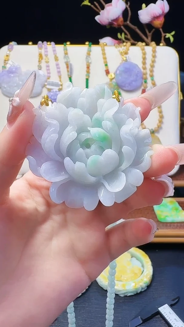 翡翠未镶嵌颈饰花