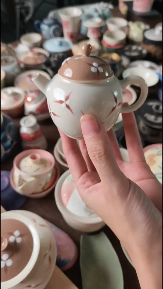 超级好看的木棉花小壶